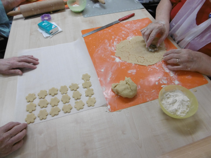 Pečení lineckého cukroví (2) Pečení lineckého cukroví (2)