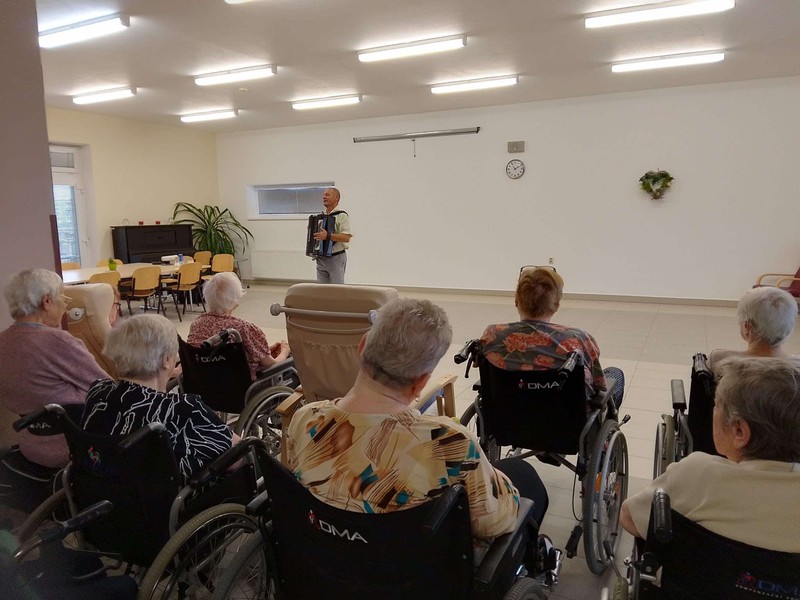 Poprázdninové posezení s harmonikou (1)