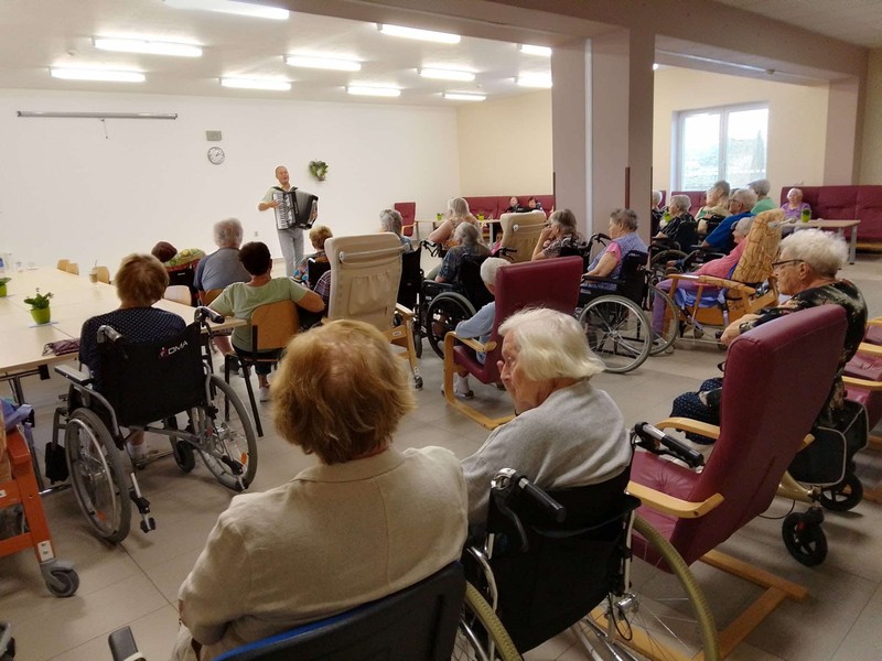 Poprázdninové posezení s harmonikou (2)