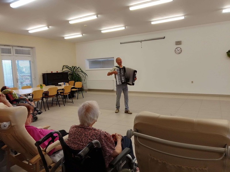 Poprázdninové posezení s harmonikou (4)