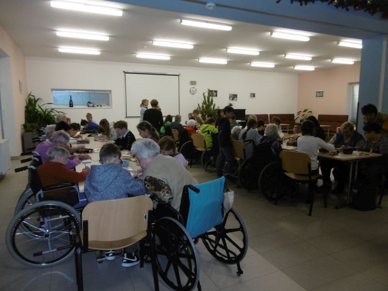 Vánoční tvoření seniorů a dětí ze ZŠ nám. Republiky (2) Vánoční tvoření seniorů a dětí ze ZŠ nám. Republiky (2)